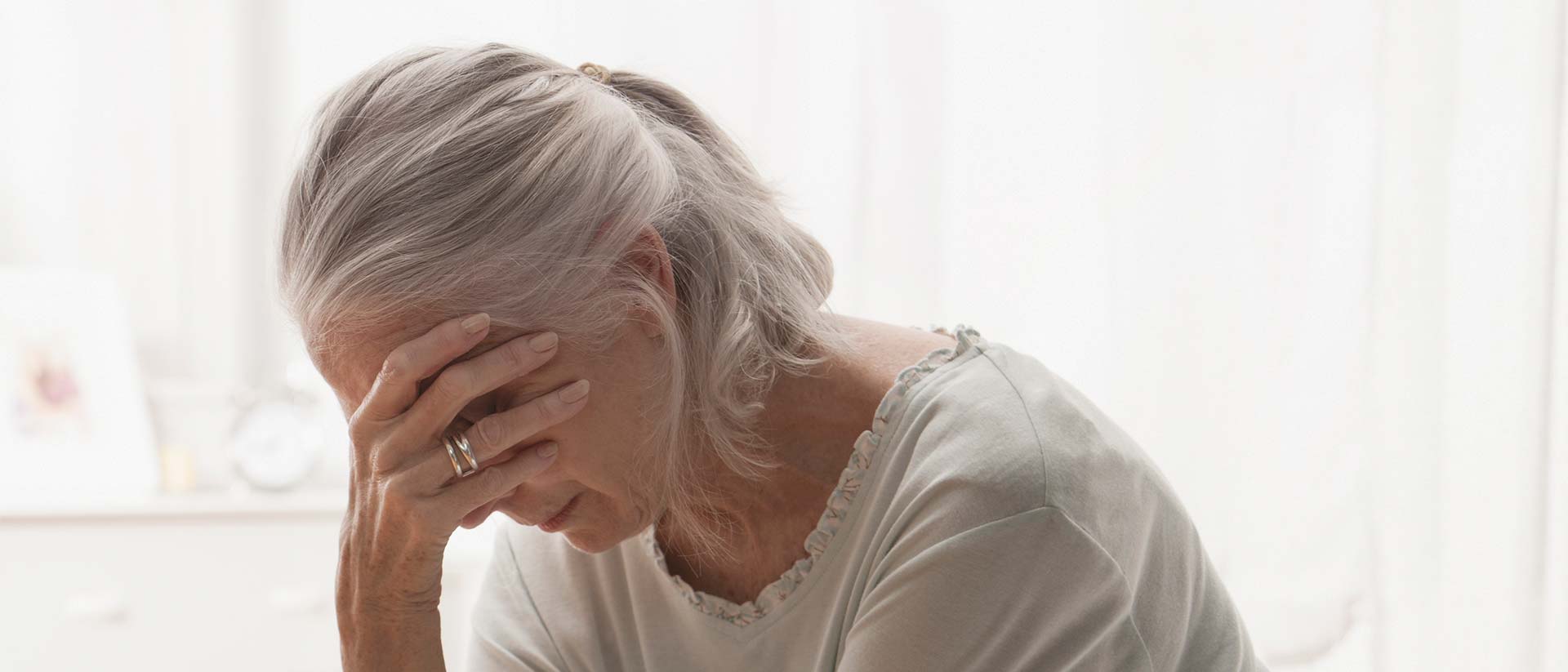 Женщина 60 лет головокружение. Головокружение. головокружение у пожилых. головокружение картинки. бабушка с головокружением.